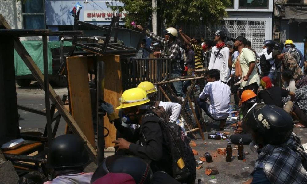 Μιανμάρ: Πολίτες φεύγουν από τη Ρανγκούν άρον-άρον